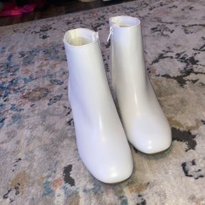 White round-cut boots